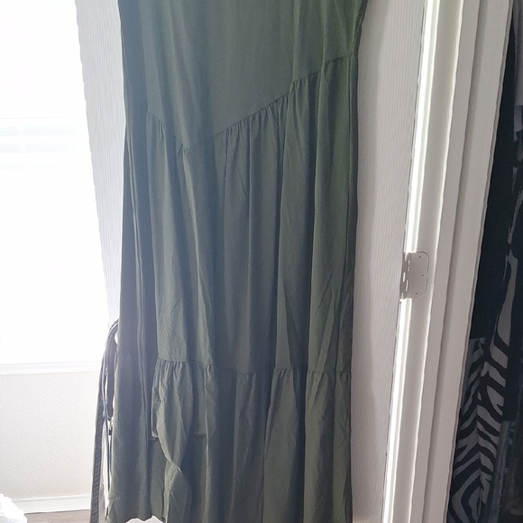 Elegant Green Dress - Picture 2 of 3